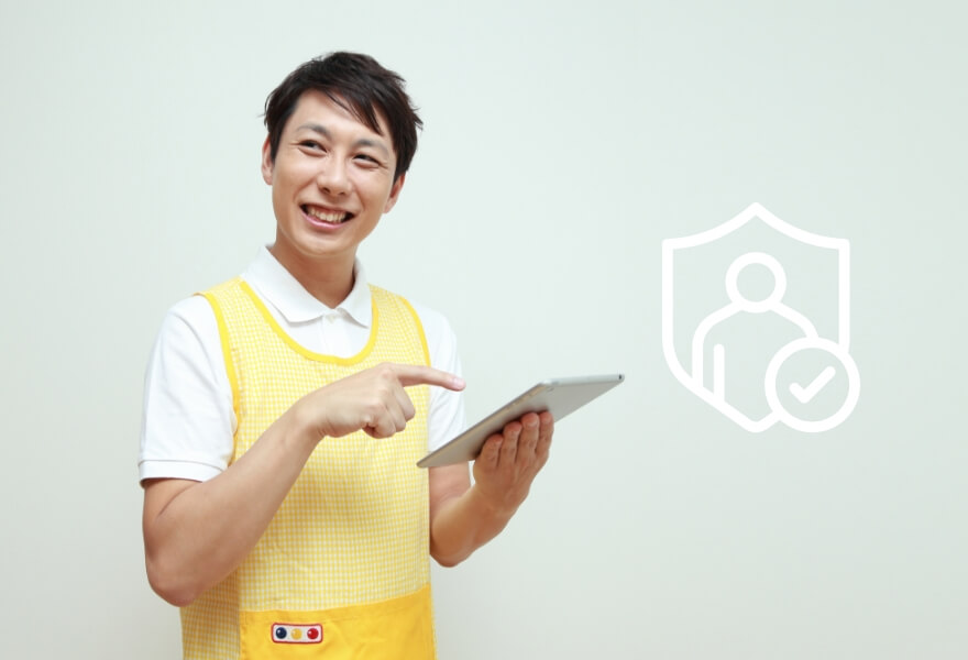 入退室管理システムでを使用しているスタッフ